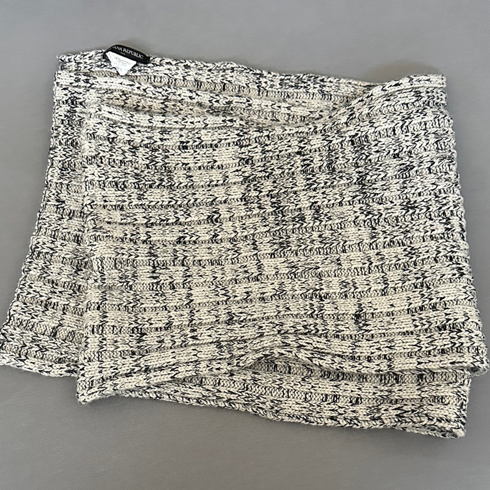 Banana Republic Cream and Black Marled Knit Scarf